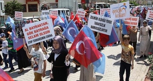 Des manifestants turques devant l'ambassade de Thaïlande à Ankara